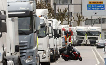 Un grupo de transportistas gallegos circulan con más de un centenar de camiones y vehículos agrarios, haciendo sonar la bocina para protestar por el alza de los precios del combustible, este lunes en Santiago de Compostela. EFE/Lavandeira jr