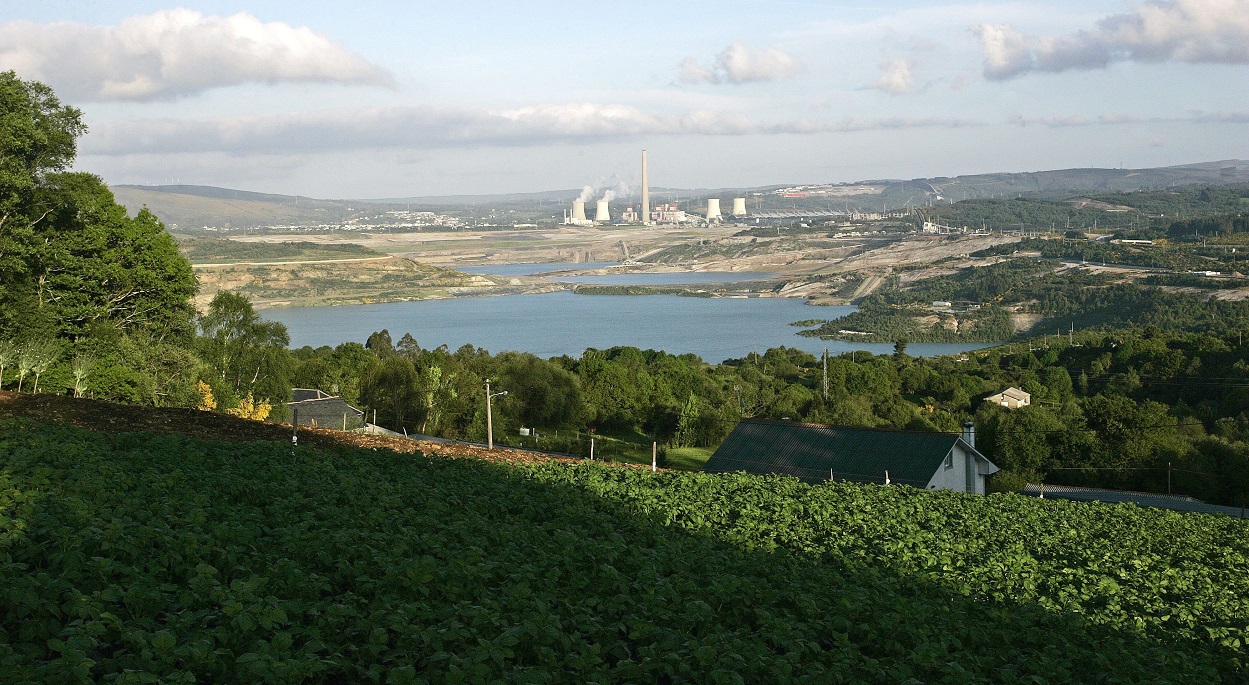 Vista general del Lago de As Pontes, embalse que nació de la transformación de la mina de lignito a cielo abierto que Endesa tenía en la ciudad coruñesa. EFE/Kiko Delgado