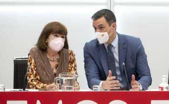 La presidenta del PSOE, Cristina Narbona y el presidente del Gobierno, Pedro Sánchez, en una reunión de la Ejecutiva Federal del PSOE, en la sede socialista de la calle Ferraz, a 18 de abril de 2022, en Madrid (España). - Alberto Ortega - Europa Press