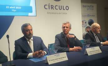 Alfonso Rueda (centro), en un acto en el Círculo de Empresarios de Galicia en Vigo, el 22 de abril de 2022.