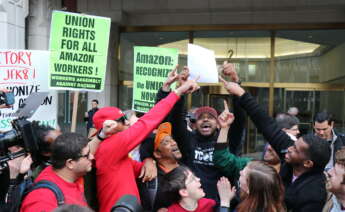 Trabajadores de Amazon tras lograr el respaldo de la plantilla para formar el primer sindicato del gigante tecnológico en Estados Unidos / Amazon Labor Union