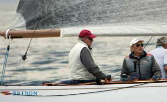 El rey emérito Don Juan Carlos y el regatista Pedro Campos Calvo-Sotelo, a bordo del Bribón en las aguas de la Ría de Pontevedra / EFE