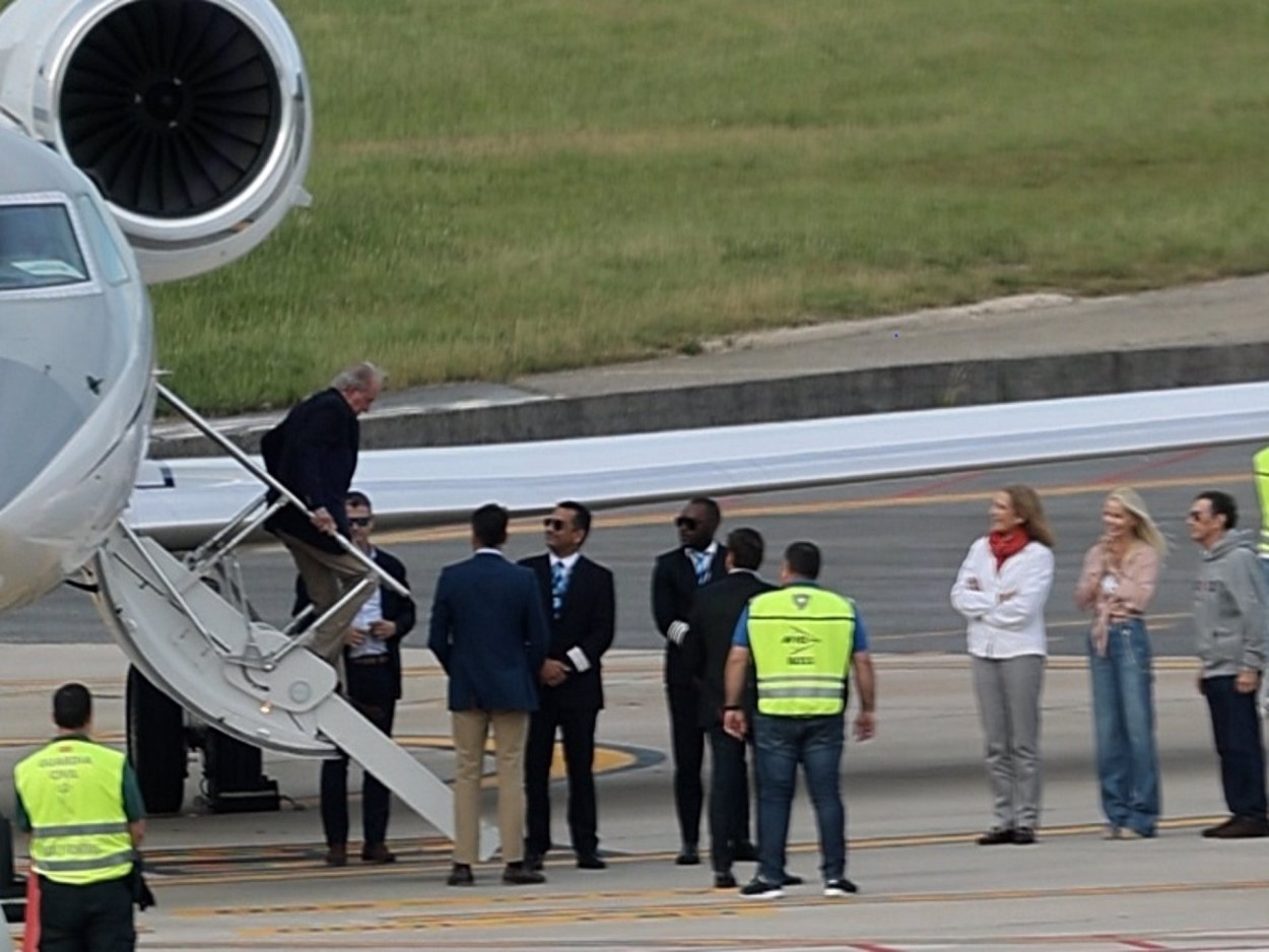 El rey emérito llega al aeropuerto de Vigo