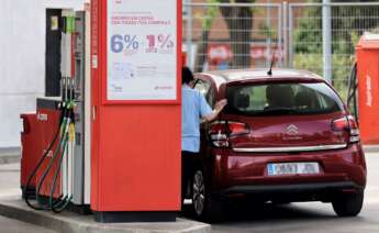 na mujer repostando en una gasolinera. - Eduardo Parra -