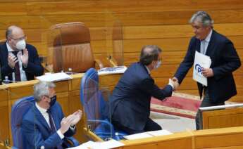 Pedro Puy saluda a Alberto Núñez Feijóo durante la sesión de investidura de Rueda / Europa Press