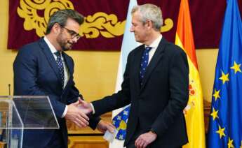 El vicepresidente segundo y conselleiro de Presidencia, Xustiza e Deportes, Diego Calvo (i) y el presidente de la Xunta de Galicia, Alfonso Rueda (d), durante la toma de posesión de los miembros del Gobierno de Galicia / Europa Press