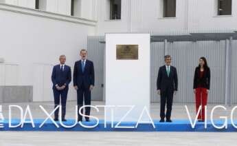 El rey Felipe VI durante la visita a la nueva Ciudad de la Justicia de Vigo