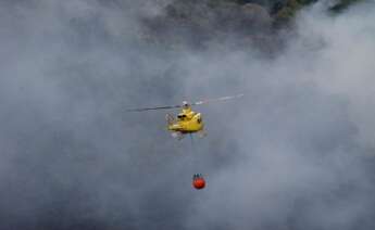 Labores de extinción de un incendio en Folgoso do Courel en 2021