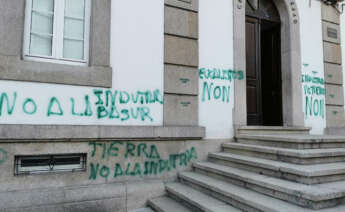 Pintadas en la fachada del consistorio contra el proyecto de Altri / Concello de Palas de Rei