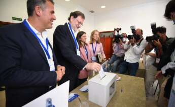 Mariano Rajoy vota en el congreso del PP local de Pontevedra. Foto: Bea Ciscar, EFE