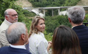 La ministra de Transportes, Movilidad y Agenda Urbana, Raquel Sánchez, durante su visita hoy viernes al viaducto de O Castro en la A-6, tras el nuevo derrumbe que se ha producido en la carretera norte de acceso a Galicia. EFE / Eliseo Trigo.