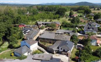 Vista Aérea de la pueblo Ribas Pequeñas, en Bóveda (Lugo). Cada semana se abandona una aldea en Galicia y muchas otras solo resisten con uno o dos habitantes. Con todo, dos ayuntamientos gallegos buscan nuevos pobladores, con alquileres baratos y atractivos turísticos. Parada do Sil, en la Ribeira Sacra, en Ourense, es uno, y el otro, Bóveda, en Lugo. Los dos aspiran a ser los nuevos brotes verdes de la Galicia envejecida que se resiste a abandonar a su suerte al rural. Por el momento, sus responsables municipales aseguran que ya han recibido numerosas llamadas de personas interesadas en venirse a estas zonas, un pequeño alivio en la Galicia rural, que cada año se enfrenta a la dramática pérdida de población. EFE/Eliseo Trigo