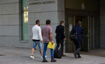 Juan Padín, patrón del 'Villa de Pitanxo' y su sobrino Eduardo Rial entrando en la Audiencia Nacional