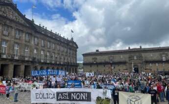 Manifestación convocada por la plataforma 'Eólica si, pero non así', en la Praza do Obradoiro, Santiago de Compostela.