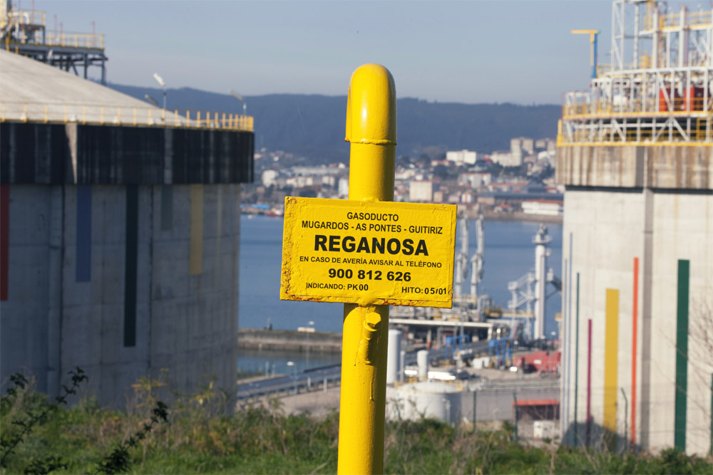 Gasoducto entre Mugardos y As Pontes con la terminal de GNL de Reganosa al fondo