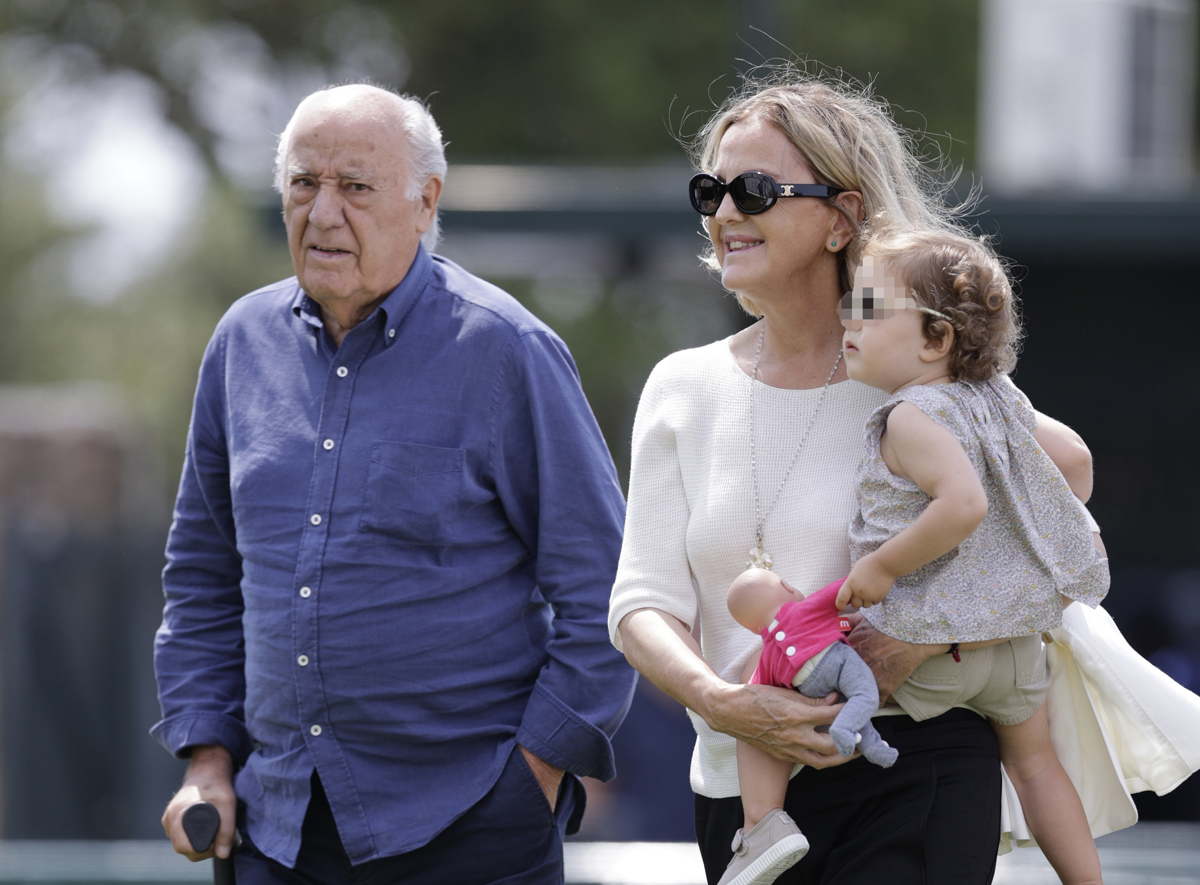 El empresario Amancio Ortega, su mujer, Flora Pérez Marcote, y su nieta Matilda asisten este sábado a la segunda jornada del Concurso de Saltos Internacional de A Coruña, que se celebra en el Centro Hípico Casas Novas del concello coruñés de Arteixo. EFE/ Cabalar