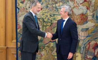 El Rey Felipe VI (i) recibe en audiencia al presidente de la Xunta de Galicia, Alfonso Rueda Valenzuela, en el Palacio de La Zarzuela / Europa Press