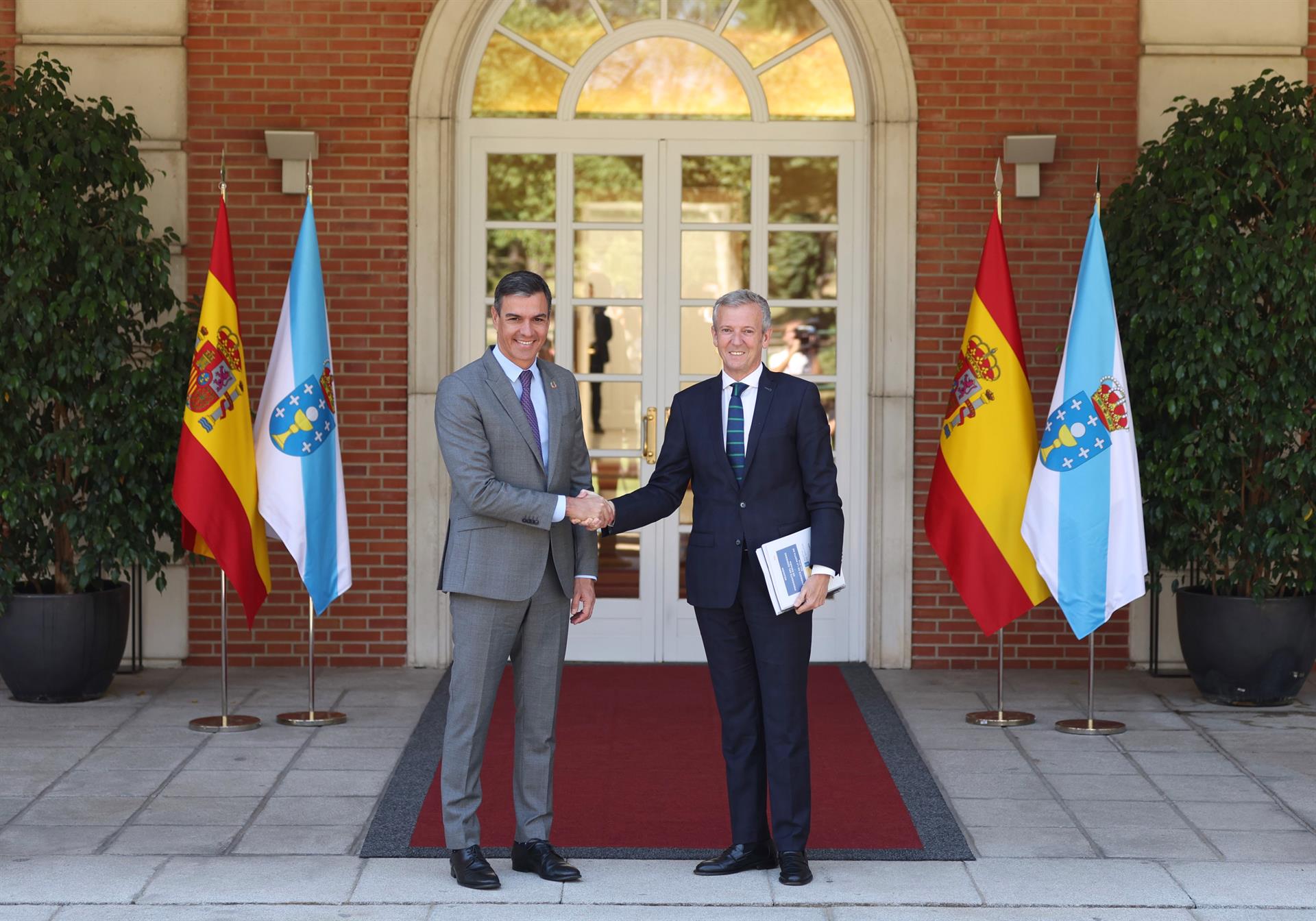 El presidente del Gobierno, Pedro Sánchez (i), recibe al presidente del Gobierno de Galicia, Alfonso Rueda (d), en el Palacio de La Moncloa. - Eduardo Parra