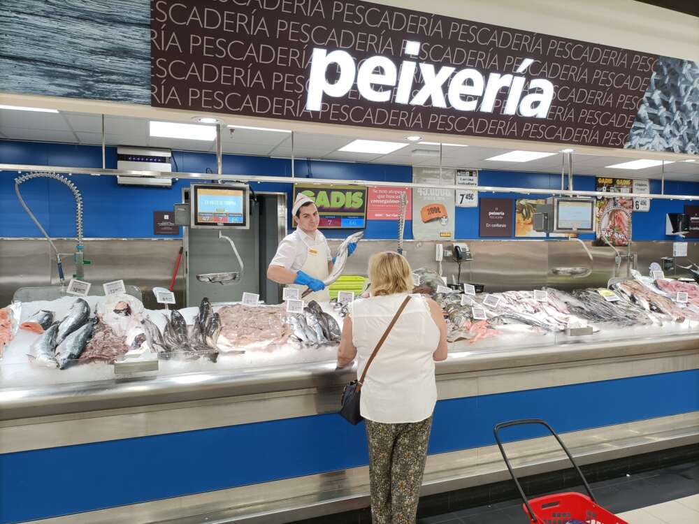 Adrián Vera es uno de los jóvenes que, durante el 2021, realizó sus prácticas de Formación Profesional en la compañía. Hoy en día forma parte de la plantilla del Supermercado Gadis de Cuatro Caminos (A Coruña)