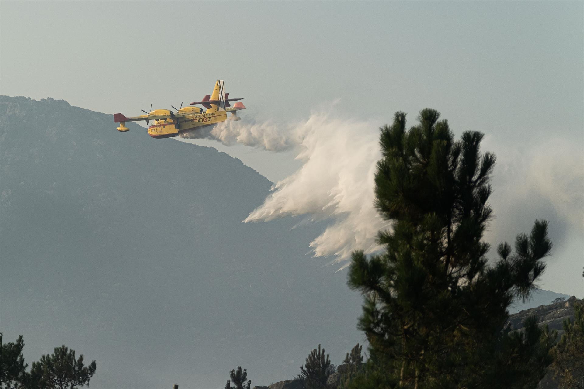 Un avión de extinción de incendios trabaja en Galicia