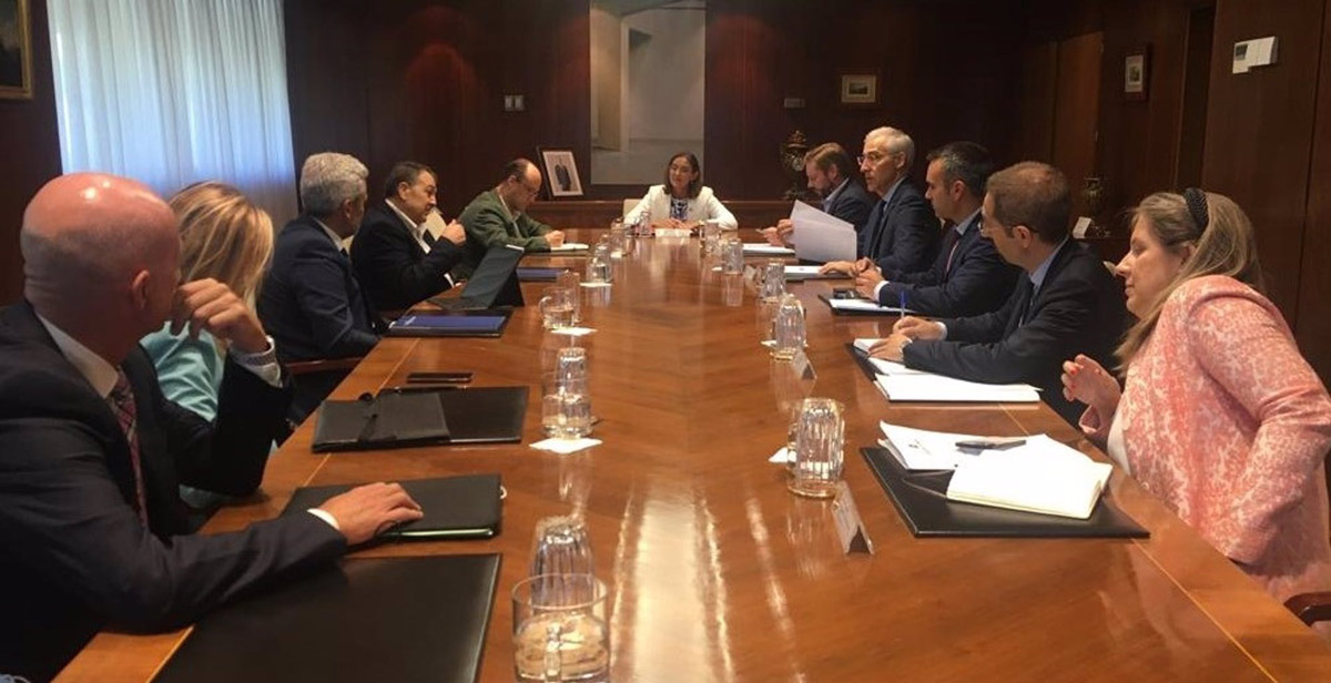 Reunión de la ministra Reyes Maroto con responsables de Stellantis y representantes de las Comunidades Autónomas donde la firma tiene fábricas