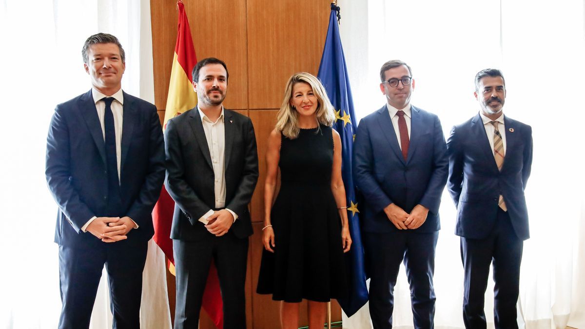 Yolanda Díaz y Alberto Garzón junto a los directivos de Carrefour en España / EP