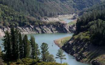 Recorrido del embalse con poco caudal, en Negueira de Muñiz, Lugo, Galicia (España)