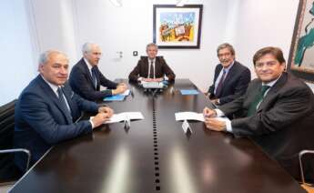 El presidente de la Xunta, Alfonso Rueda, y el vicepresidente económico, Francisco Conde, con representantes de Indukern