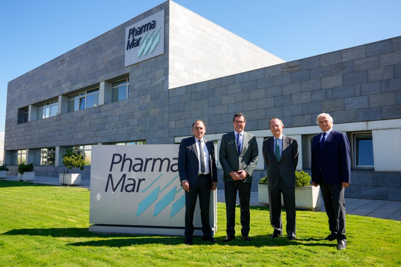 El presidente de Pharma Mar, junto al presidente de la CEOE, Antonio Garamendi, durante una visita a sus instalaciones