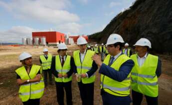 El vicepresidente primero y consellerio de Economía, Francisco Conde, en la visita a las intalaciones de IFFE Biotech en el pólígono industrial de As Somozas