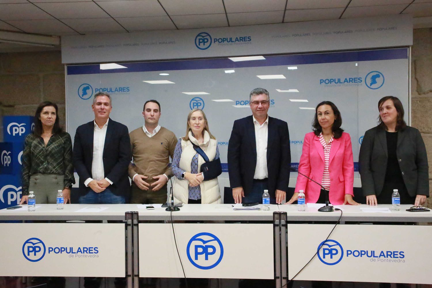 los diputados Ana Pastor y Javier Bas, la senadora Pilar Rojo, la alcaldesa de Marín, María Ramallo, los portavoces de Pontevedra y Vilaboa, Rafa Domínguez y Alberto Acuña, y la concejala de Poio, Rocío Cochón.