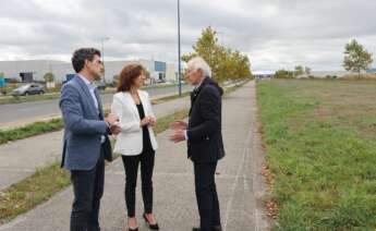 El presidente de Norvento, Pablo Fernández Castro, durante la visita a la ampliación del polígono de As Gándaras junto a la conselleira de Medio Ambiente, Territorio e Vivenda, Ángeles Vázquez