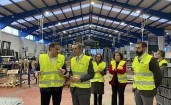 El delegado del Gobierno en Galicia, José Miñones; el presidente ejecutivo de Aluman, Manuel Ángel Pose Palleiro; la directora general, Rosa Carril; y la subdelegada en A Coruña, María Rivas, en las instalaciones del Grupo Aluman