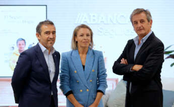 De izquierda a derecha, Álvaro García, Sonia Lucio y Luis Moya, durante la presentación del nuevo seguro