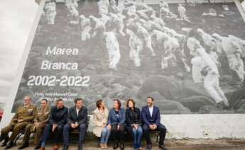 La ministra de Política Territorial y portavoz del Gobierno, Isabel Rodríguez (4d), durante el acto 'Marea Branca 2002-2022', homenaje de la Costa da Morte a los voluntarios que limpiaron las playas y rocas gallegas del chapapote que dejó el Prestige hace veinte años, evento en el que ha quedado instalada una lona de grandes dimensiones con una fotografía en recuerdo de aquellos voluntarios