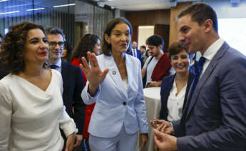 La ministra de Comercio y Turismo, Reyes Maroto (c), conversa con el secretario general del PSOE Madrid, Juan Lobato (d), y la ministra de Hacienda, María Jesús Montero (i), durante el acto celebrado para anunciar su candidatura a la Alcaldía de Madrid. EFE/ Chema Moya