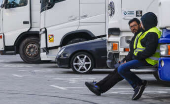 Imagen de una concentración de transportistas en Madrid por la huelga del sector. EFE/ Sergio Pérez