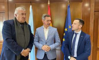 El delegado del Gobierno en Galicia, José Miñones, durante su reunión con el presidente y el secretario de la Asociación Gallega del Hidrógeno