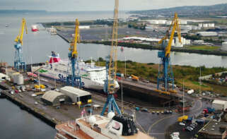 Vista exterior del astillero Harland & Wolff