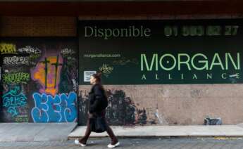 Una persona pasa por delante de un comercio cerrado