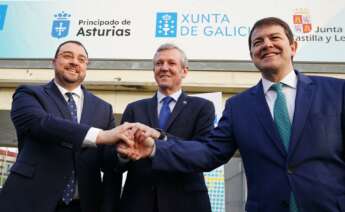 El presidente del Principado de Asturias, Adrián Barbón; el presidente de la Xunta, Alfonso Rueda, y el presidente de la Junta de Castilla y León, Alfonso Fernández Mañueco, se saludan a su llegada a la cumbre Galicia, Asturias y Castilla y León en - Álvaro Ballesteros - Europa Press