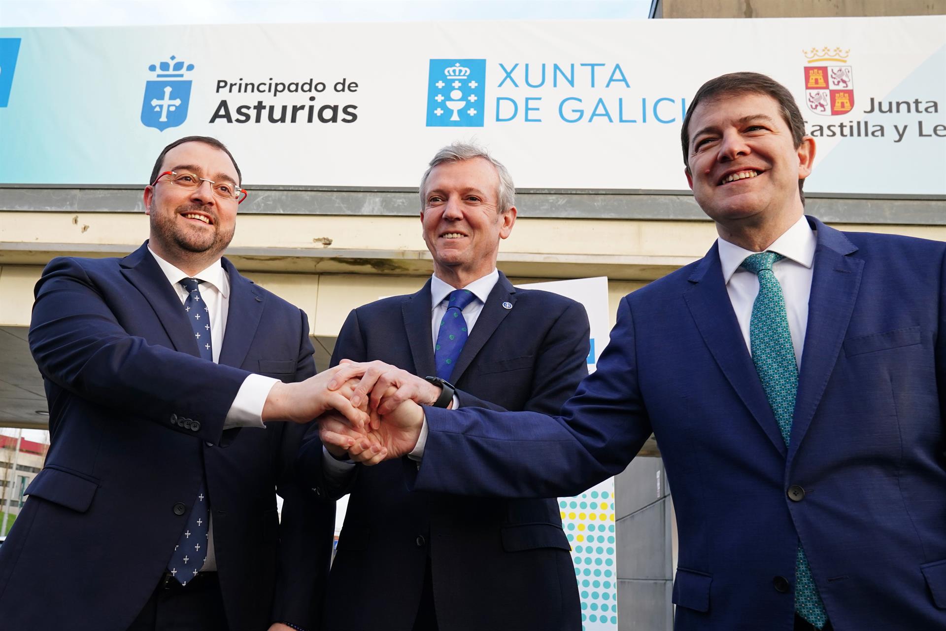 El presidente del Principado de Asturias, Adrián Barbón; el presidente de la Xunta, Alfonso Rueda, y el presidente de la Junta de Castilla y León, Alfonso Fernández Mañueco, se saludan a su llegada a la cumbre Galicia, Asturias y Castilla y León en - Álvaro Ballesteros - Europa Press