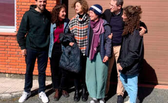 Ana Baneira junto a sus familiares en su llegada este lunes a Galicia