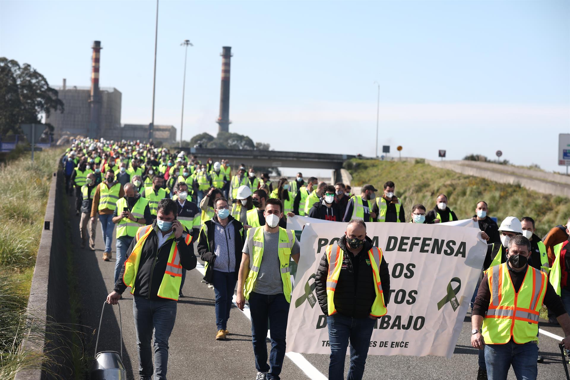 Decenas de trabajadores de la fábrica de Ence se manifiestan contra el cierre de la fábrica de Lourizán en 2021 / Beatriz Ciscar - Europa Press -