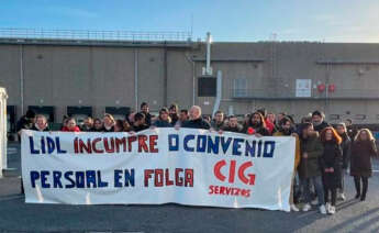 Concentración de los trabajadores del almacén logístico de Lidl en Narón