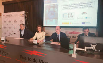 La conselleira de Medio Ambiente, Territorio e Vivenda, Ángeles Vázquez, y el presidente del Puerto de Vigo, en el centro, en la presentación del apartadero ferroviario de la Plisan