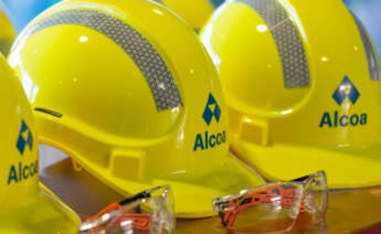 Cascos de trabajadores de Alcoa