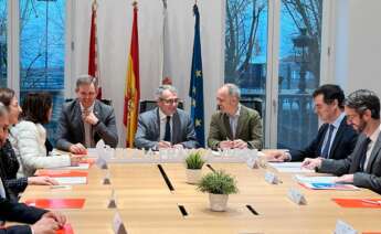 Reunión del delegado del Gobierno, José Miñones; el delegado de Zona Franca en Vigo, David Regades; y el director de Red.Es, Alberto Martínez, con representantes del complejo mar-industria