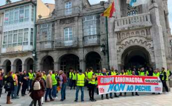 Concentración de trabajadores de Ganomagoga ante el Ayuntamiento de O Porriño (Pontevedra)