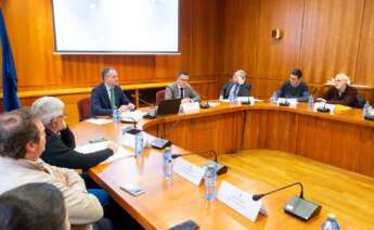 El conselleiro do Medio Rural, José González, preside la reunión del Observatorio do Sector Lácteo de Galicia. Salón de plenos del Consello Económico e Social de Galicia / Europa Press